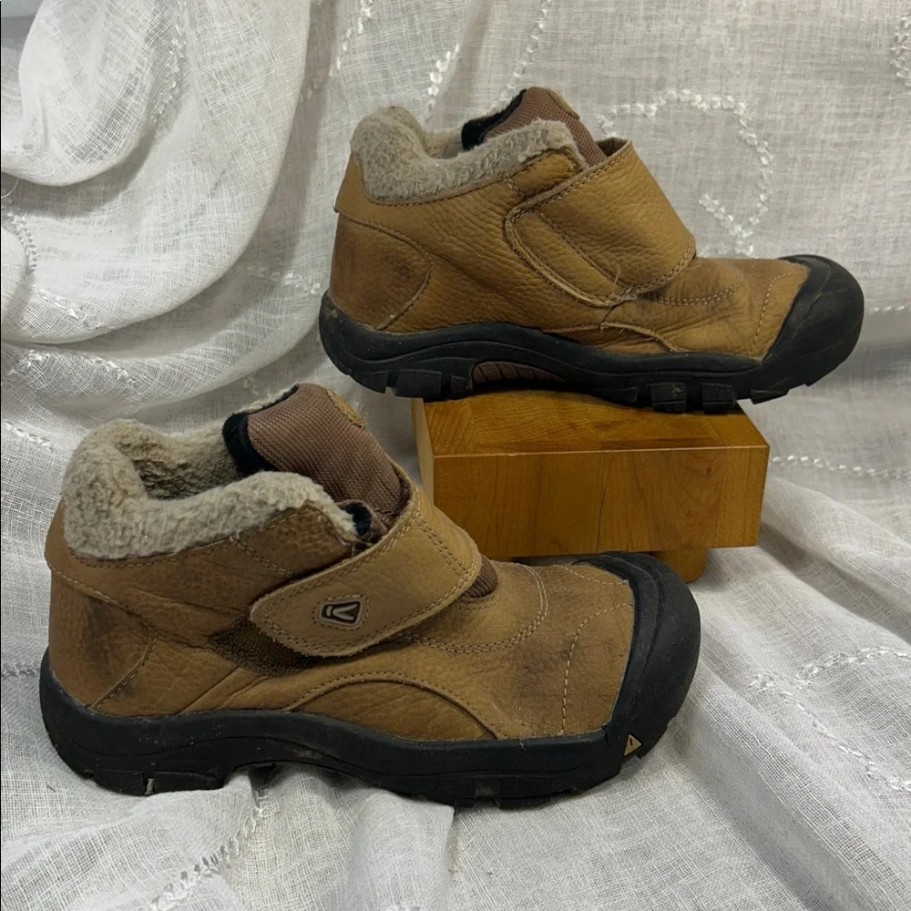 Keen leather ankle booties stamped sz 4